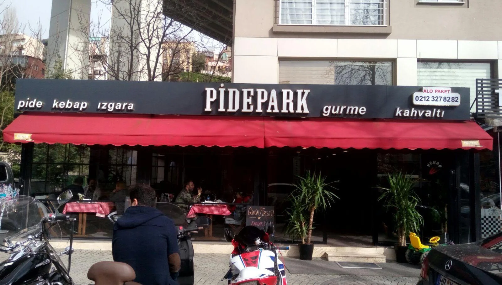 İşletme cephesinde körüklü tente