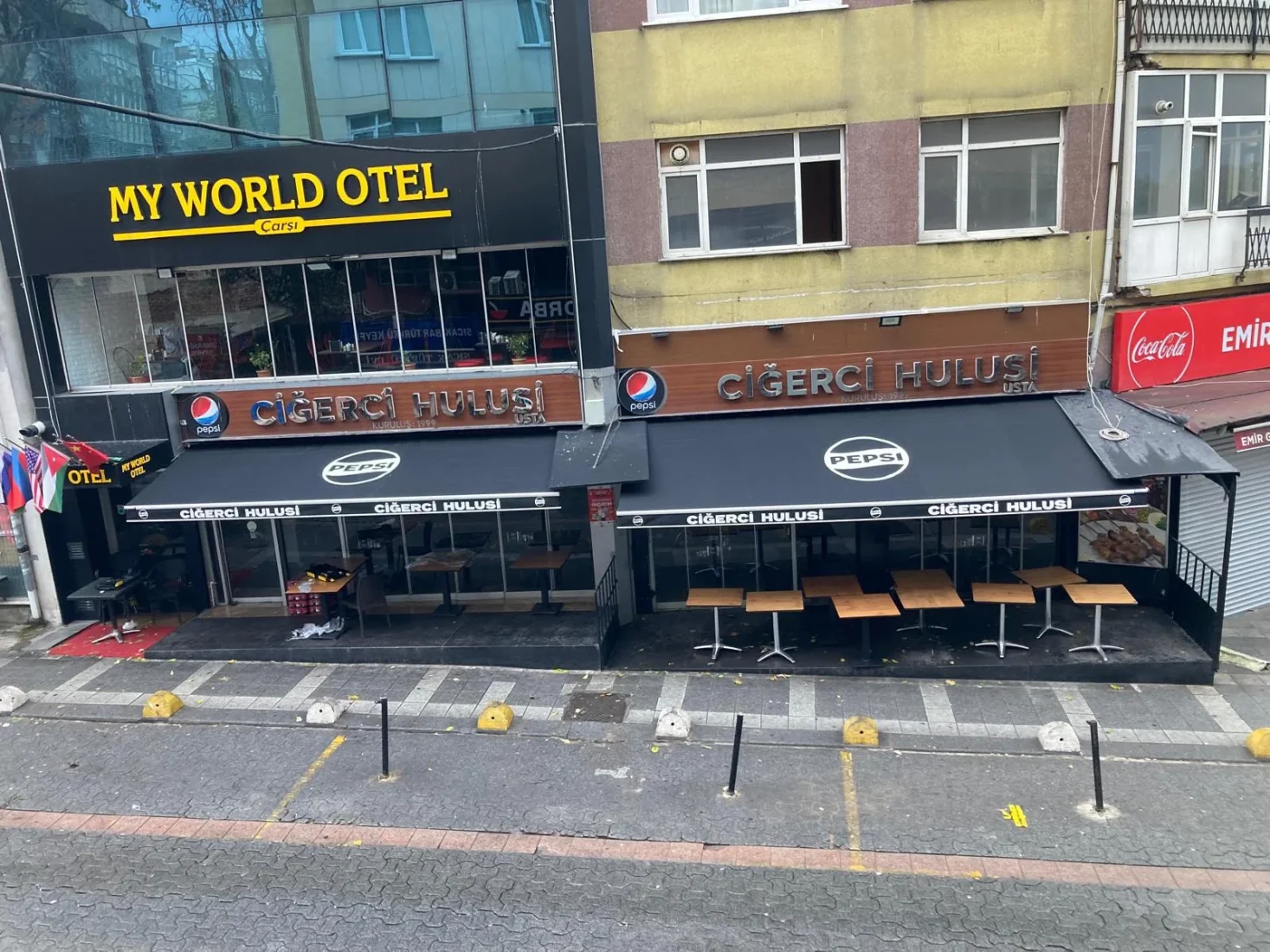 İşletme cephesinde mafsallı tente uygulaması