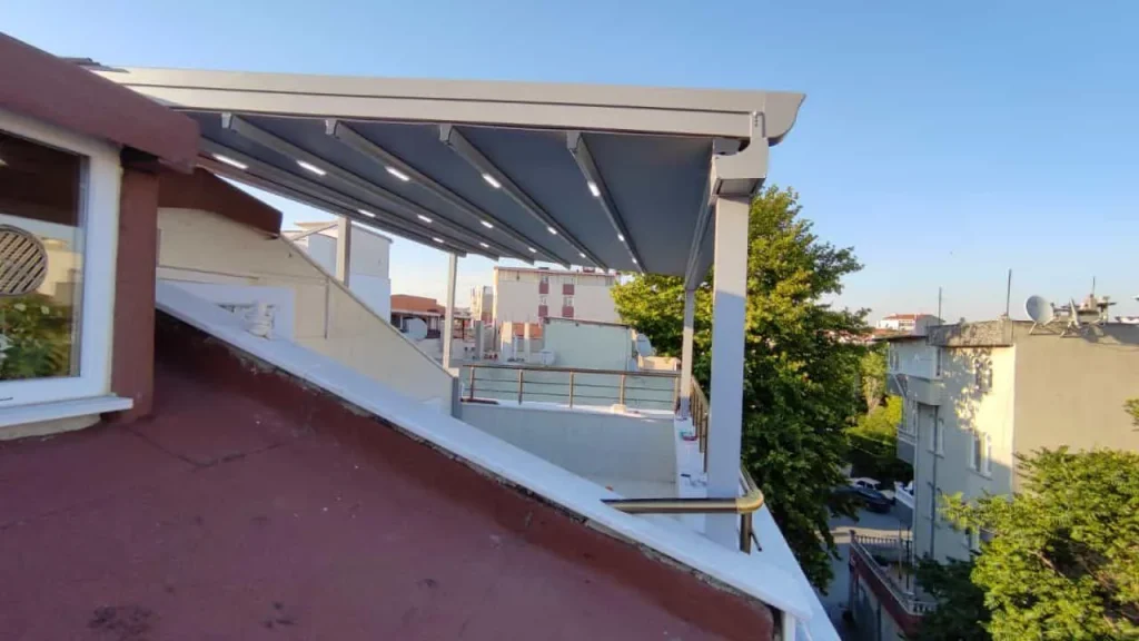 Teras üzerinde açılır kapanır pergola