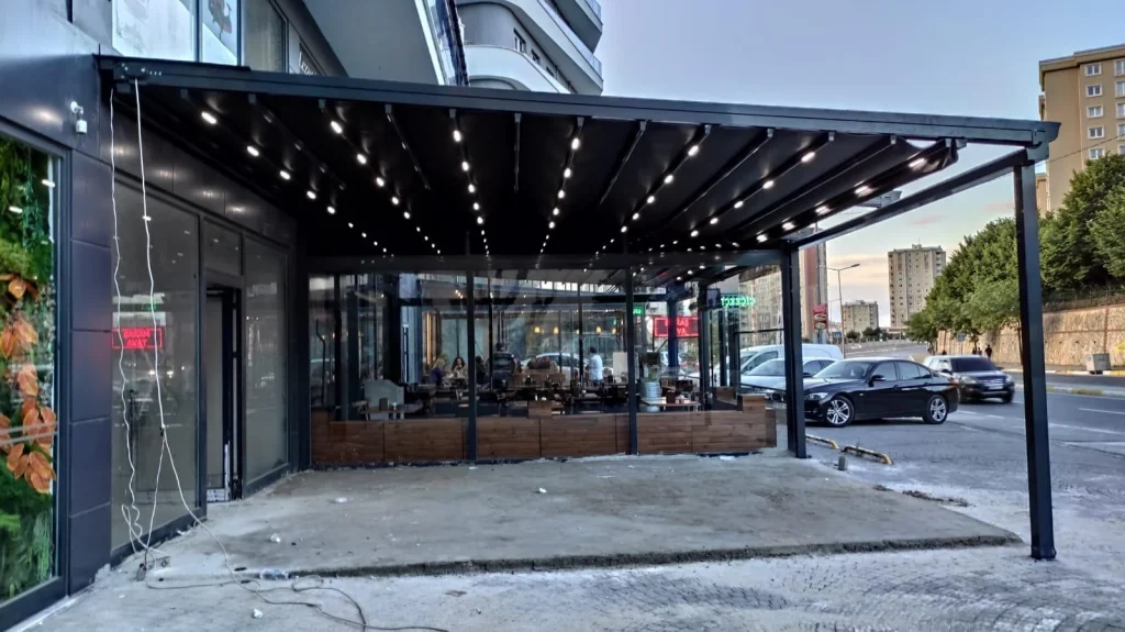 Ticari alanda koyu renk pergola