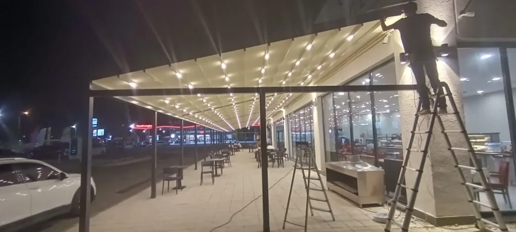 İşletme pergolasının gece görünümü