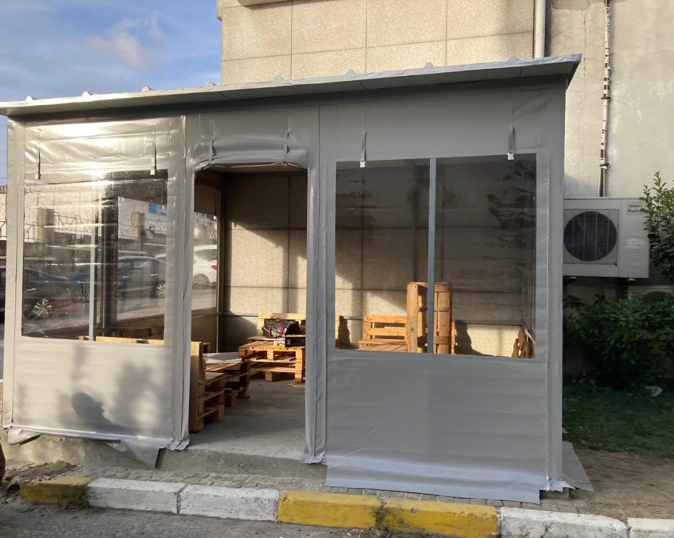 Şeffaf panellerle kapatılmış oturma alanı