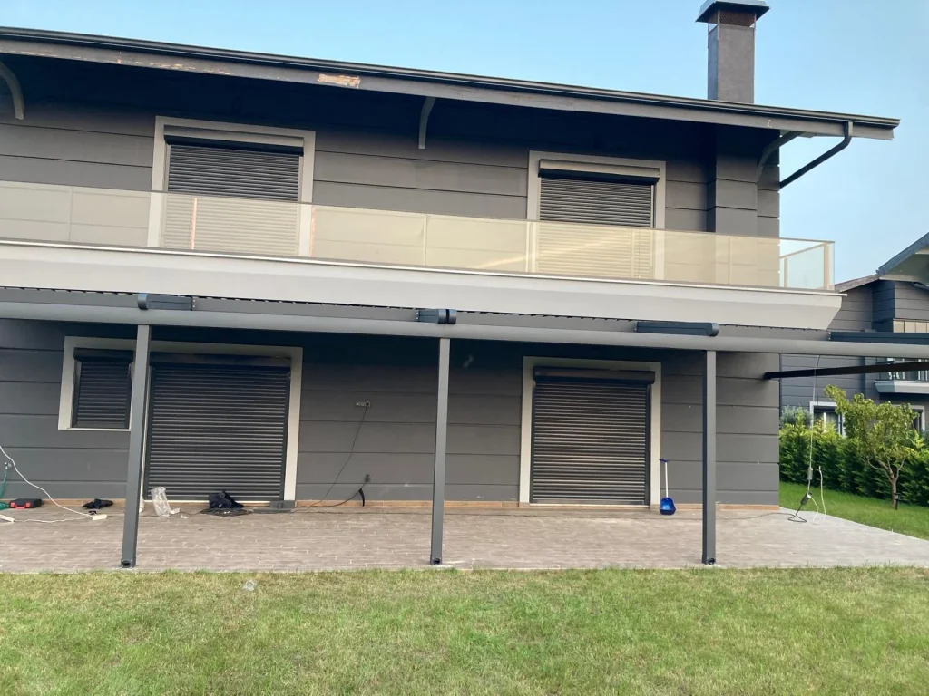 Konut cephesinde geniş pergola uygulaması